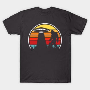 Bigfoot versus aliens T-Shirt